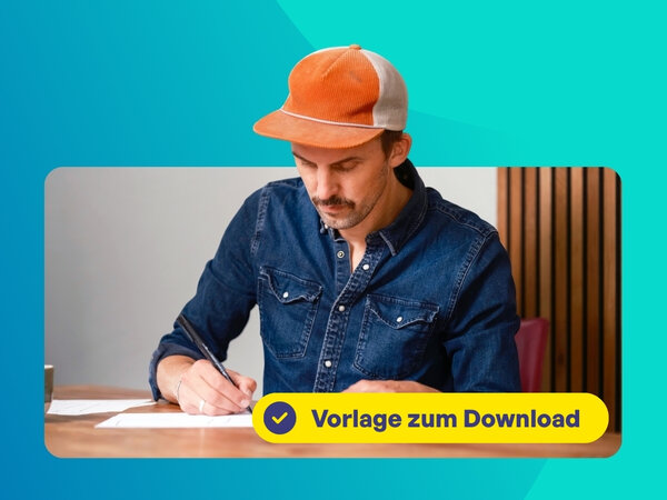 Mann sitzt auf Sofa und schreibt in Notizbuch