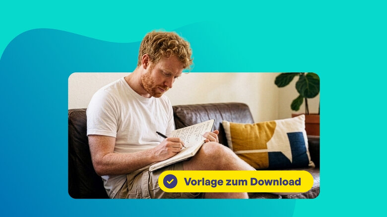 Mann sitzt auf Sofa und schreibt in Notizbuch