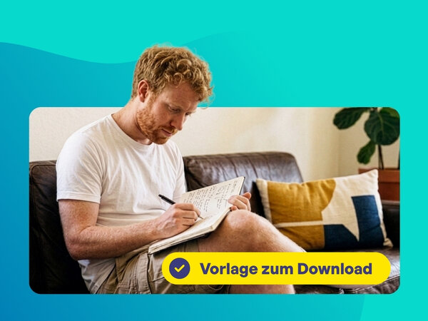 Mann sitzt auf Sofa und schreibt in Notizbuch