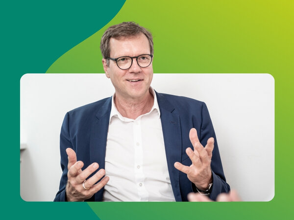 Joachim Giese, Vorstand der WBS TRAINING SE, hält einen Vortrag