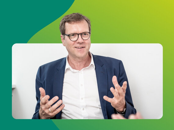 Joachim Giese, Vorstand der WBS TRAINING SE, hält einen Vortrag