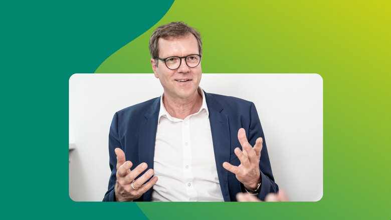 Joachim Giese, Vorstand der WBS TRAINING SE, hält einen Vortrag
