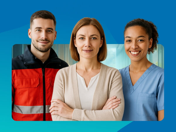 Ein junger Mann in Notfallsanitäteruniform, eine Frau mittleren Alter und eine junge Frau, die als Pflegefachkraft arbeitet, schauen frontal in die Kamera
