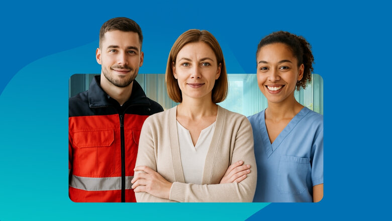 Ein junger Mann in Notfallsanitäteruniform, eine Frau mittleren Alter und eine junge Frau, die als Pflegefachkraft arbeitet, schauen frontal in die Kamera