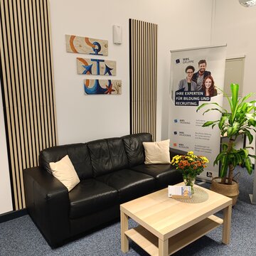 Wartebereich, schwarze couch mit hellem Couchtisch