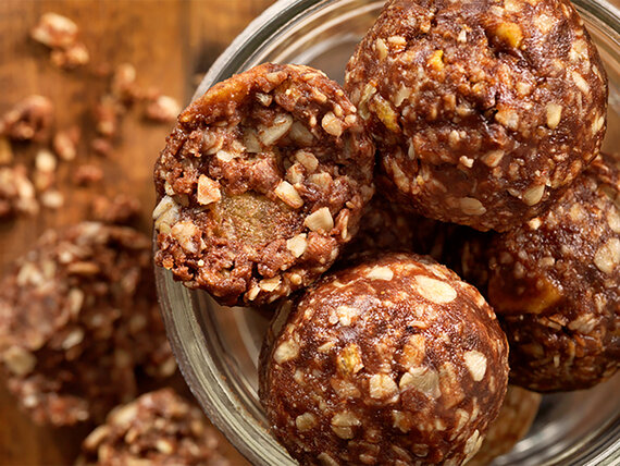 Ein Glas gefüllt mit Espresso-Energyballs.