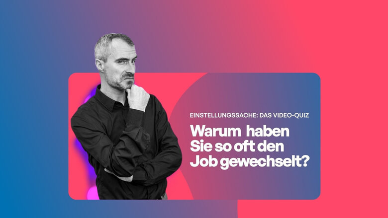 Ein Mann mit schwarzem Hemd hat die Arme verschränkt und schaut skeptisch in die Kamera.