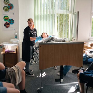 Schüler:innen im praktischen Pflegeunterricht.