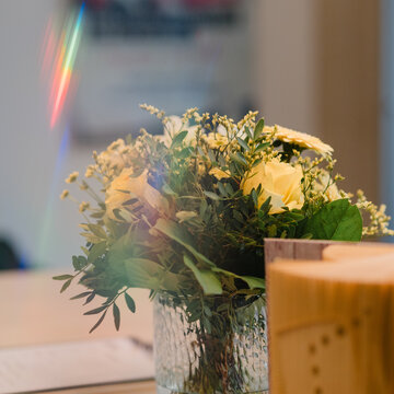 Tisch mit einem Strauß Blumen.