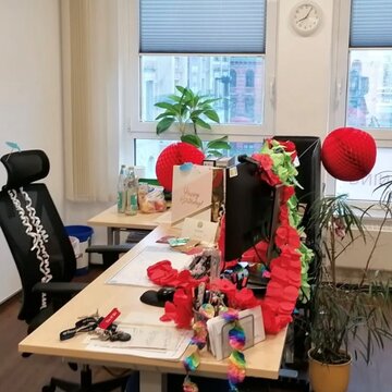 Ein bunt dekorierter Schreibtisch. Geburtstagsüberraschung.