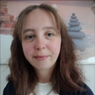Portrait einer Frau mit brünetten Haaren.