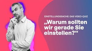 Ein Mann in weißem Hemd und Brille in der Hand, fasst sich mit einer Hand an sein Kinn und schaut skeptisch.