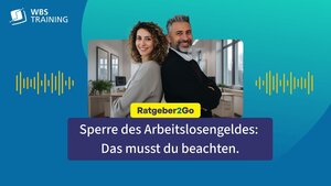 Sperre des Arbeitslosengeldes: Das musst du beachten. Ratgeber von WBS TRAINING mit zwei lächelnden Beratern im Hintergrund