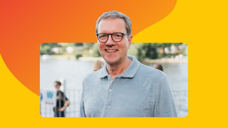 Joachim Giese, Vorstand der WBS TRAINING SE, unterwegs in einer Stadt