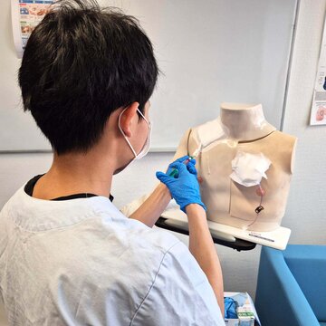 Schüler im praktischen Unterricht der Ausbildung "Pflegefachfrau/-mann".