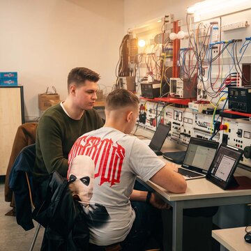 Zwei Studierende der Elektrotechnik lernen zusammen.