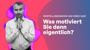 Ein Mann mit weißem Hemd und fragendem Blick hält beide Handflächen zusammen unter seinem Kinn.