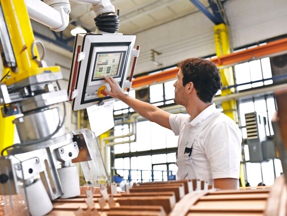 Ein Mann programmiert eine Maschine