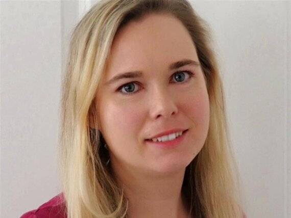 Portrait von Janina, Redakteurin für digitale Bildungsmedien bei WBS TRAINING