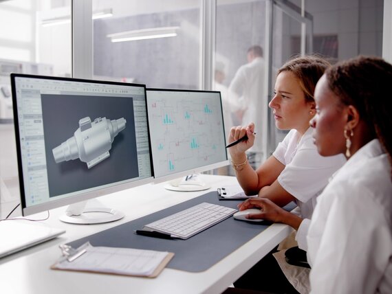 Zwei Frauen arbeiten am Computer an Robotik-Technologien
