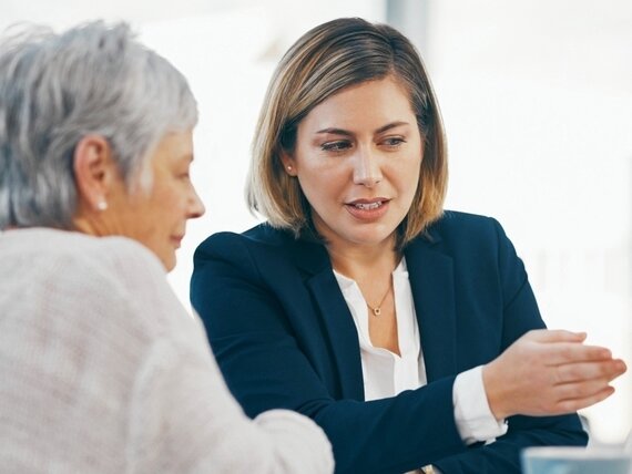 Zwei Frauen besprechen etwas am Laptop.