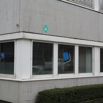 Fenster eines Bürogebäudes mit aufgeklebtem WBS-Logo