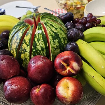 Eine Schale voll mit frischem Obst.