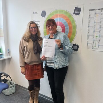 WBS - Glückliche Teilnehmerin mit Zertifikat