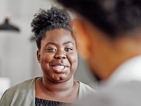 Eine Frau und ein Mann unterhalten sich.