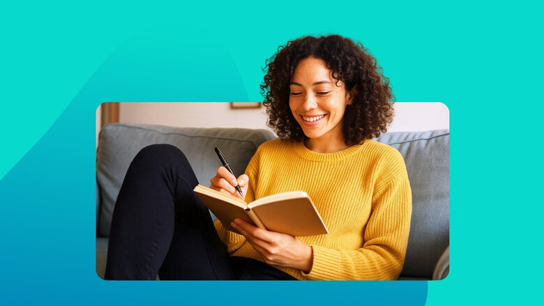 Frau mit Notizbuch und Stift in der Hand sitzt auf der Couch