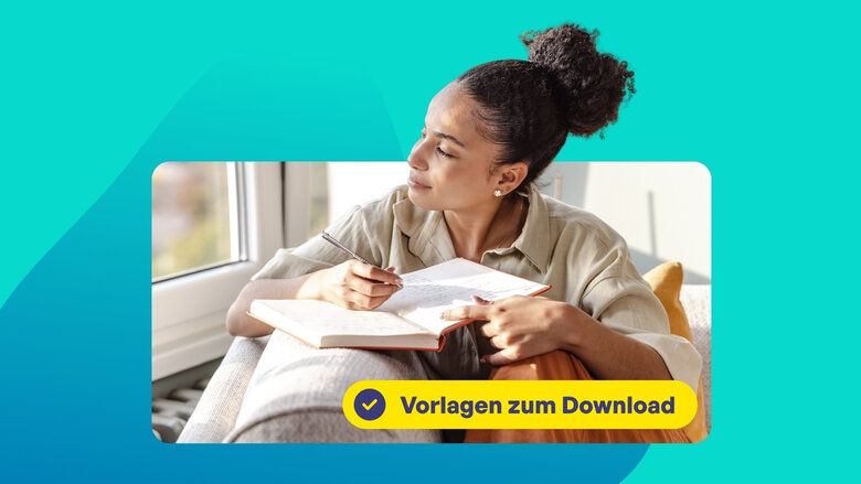 Frau mit Notizbuch und Stift in der Hand sitzt auf der Couch