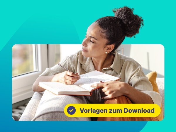 Frau mit Notizbuch und Stift in der Hand sitzt auf der Couch