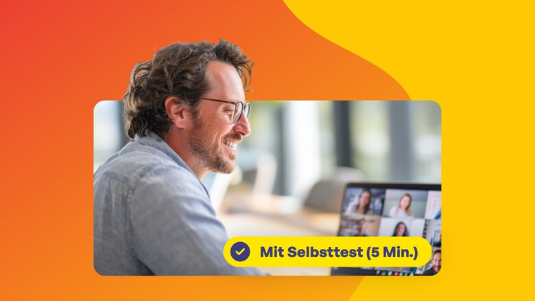 Mann mit grauem Hemd sitzt vor Laptop und nimmt an Videokonferenz mit mehreren Teilnehmern teil