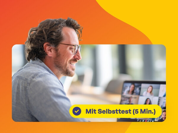 Mann mit grauem Hemd sitzt vor Laptop und nimmt an Videokonferenz mit mehreren Teilnehmern teil