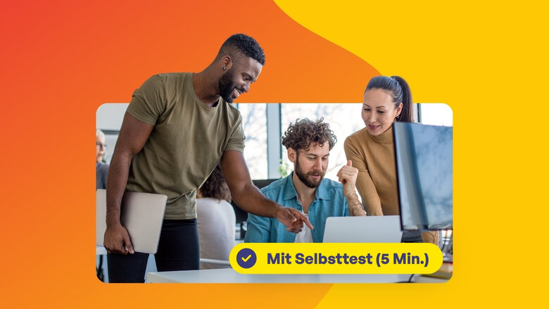 Mann mit grauem Hemd sitzt vor Laptop und nimmt an Videokonferenz mit mehreren Teilnehmern teil