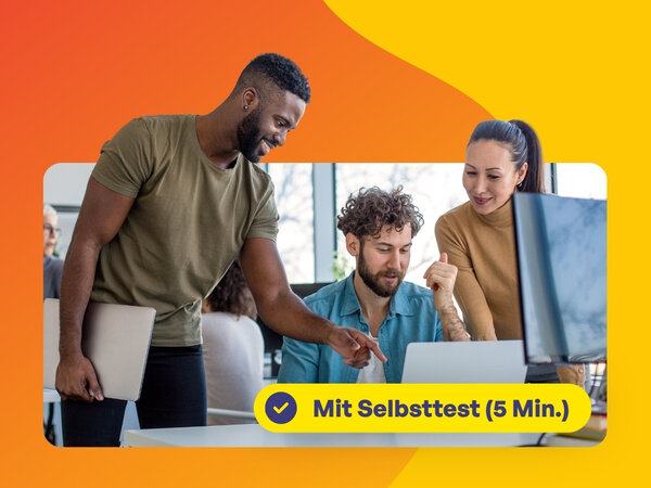 Mann mit grauem Hemd sitzt vor Laptop und nimmt an Videokonferenz mit mehreren Teilnehmern teil