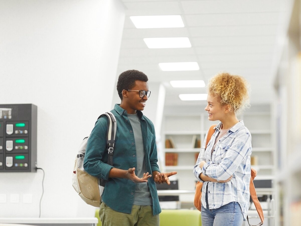 2 Schüler unterhalten sich locker.