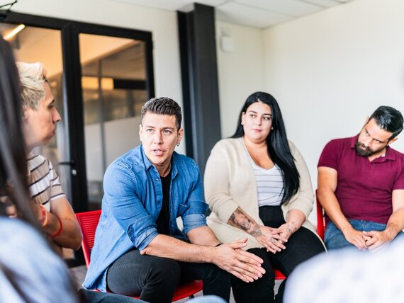 Eine gemischte Personengruppe befinden sich in einer Therapie Sitzung
