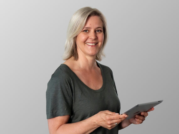 Porträt von Claudia Adrian, Autorin für WBS TRAINING