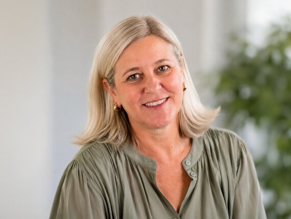 Porträt von Claudia Adrian, Autorin für WBS TRAINING