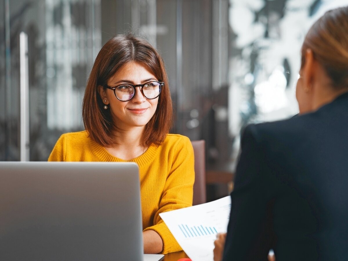Zwei Geschäftsfrauen in einem Meeting.