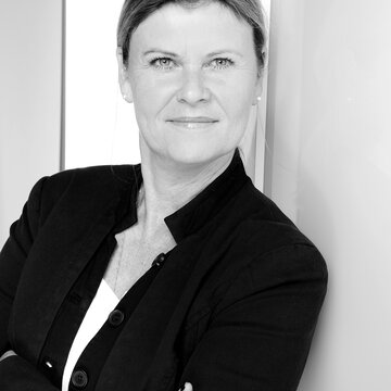 Ein schwarz-weiß Portrait der Regionalleiterin Lara Drüke.