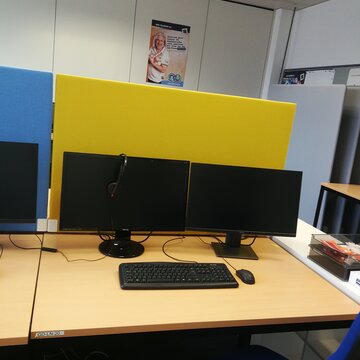 PC-Arbeitsplatz mit zwei Monitoren, Tastatur, Maus und Headset.