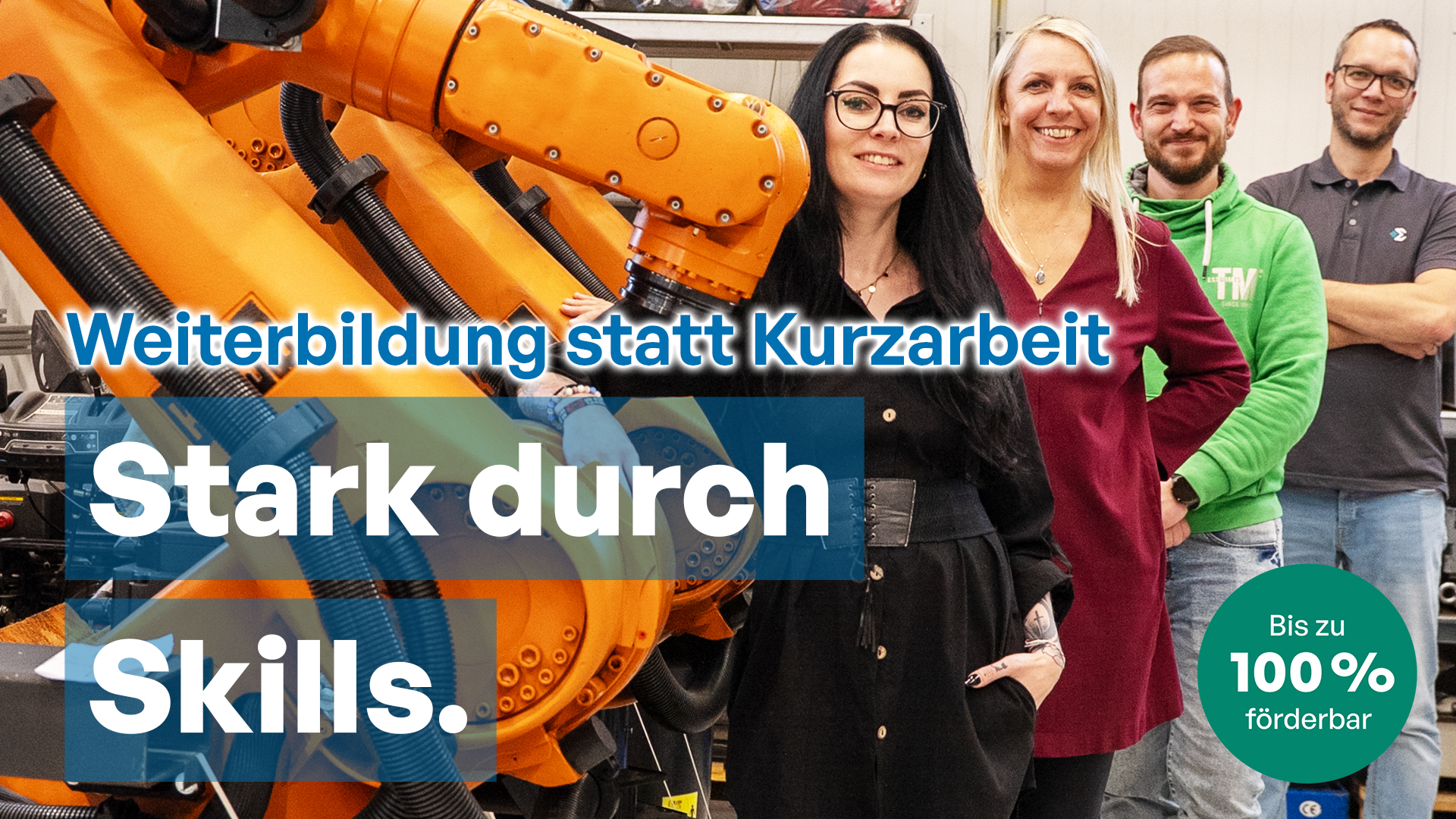 2 Frauen und 2 Männer stehen neben einer Maschine. 