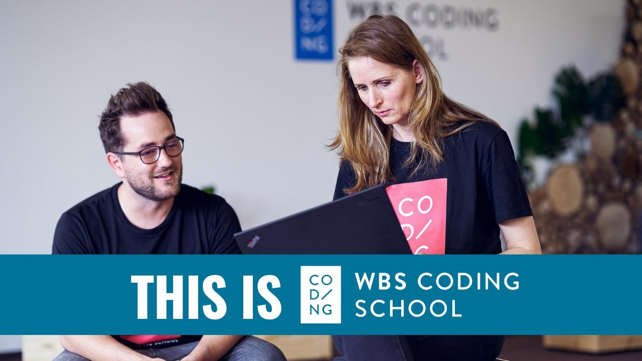 Zwei Teilnehmer:innen der WBS Coding School arbeiten am Laptop.